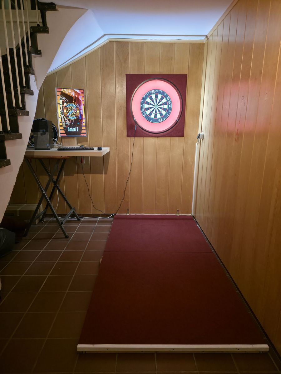 Bereich Flur mit einer Dartanlage